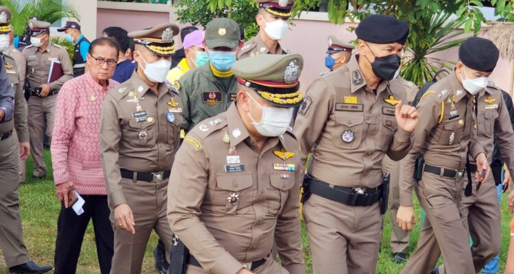 Policías tailandeses investigando la matanza.