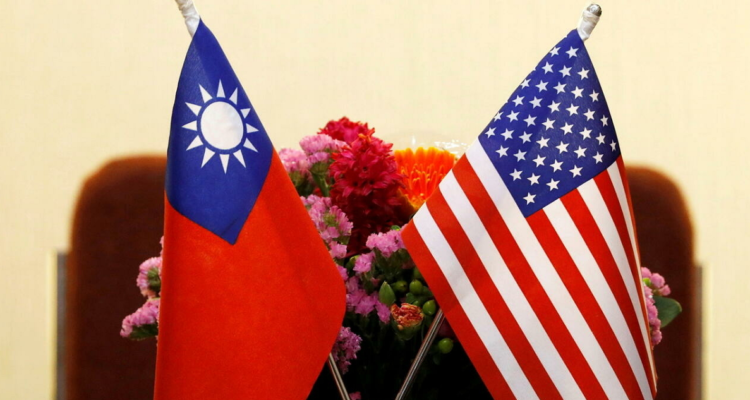 Un banderín de Taiwán junto a uno de los Estados Unidos