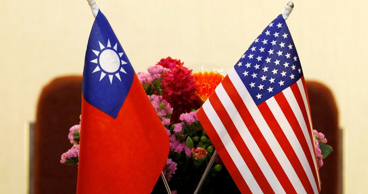Un banderín de Taiwán junto a uno de los Estados Unidos