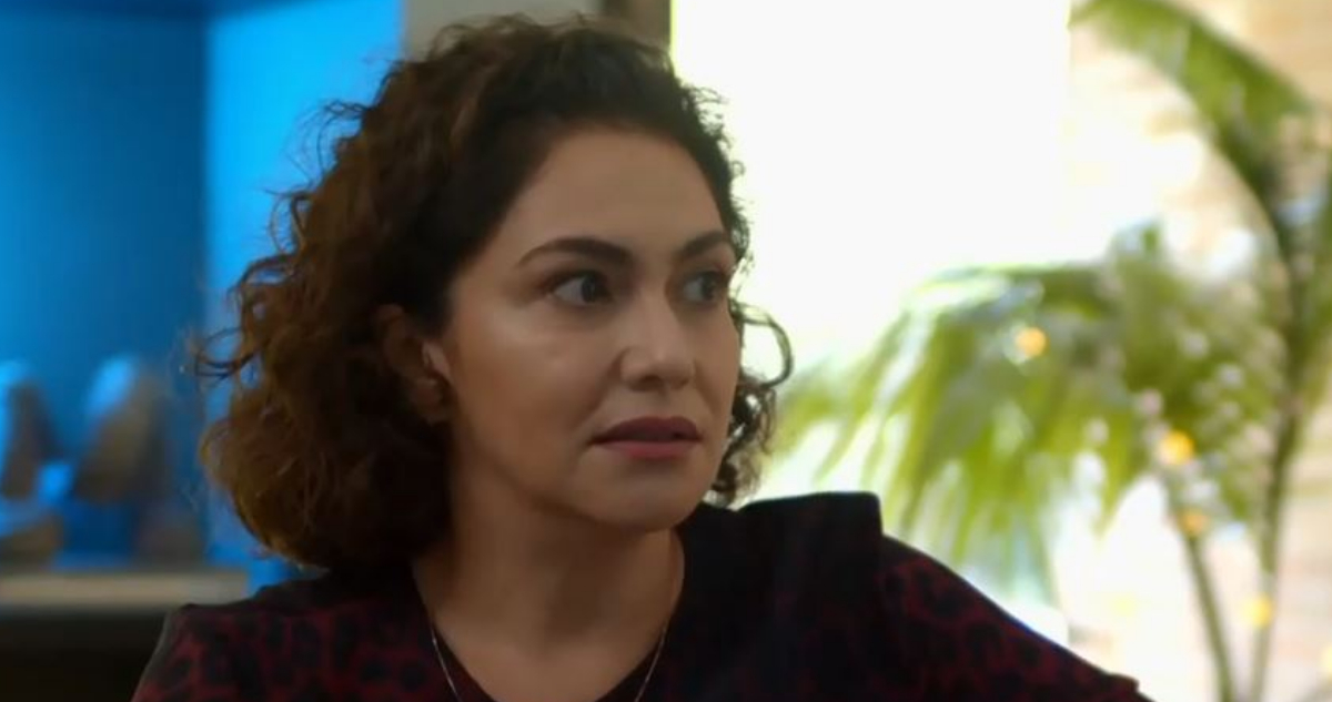 La actriz Tamara Acosta conversando con Martín Cárcamo.