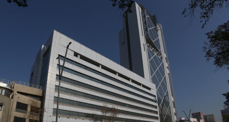 Telefónica Chile y sociedad KKR acuerdan comprarle a Entel su red de fibra óptica