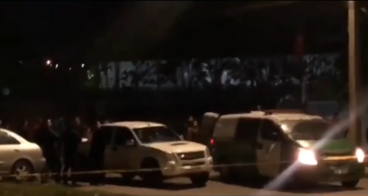 Carabineros trabajando en las afuertas de Casa Grande tras el tiroteo registrado durante la madrugada de este domingo.