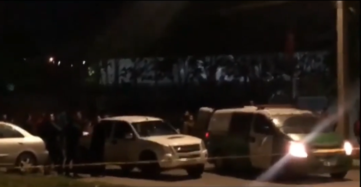 Carabineros trabajando en las afuertas de Casa Grande tras el tiroteo registrado durante la madrugada de este domingo.
