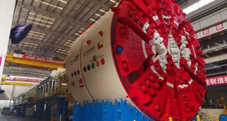 Metro de Santiago presenta moderna tuneladora