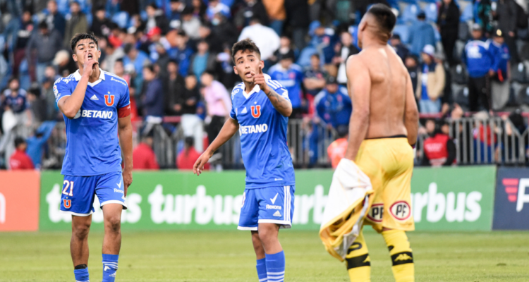 Jugadores de Universidad de Chile encaran a Miguel Pinto.