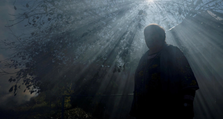 Los importants daños causados por los ataques rusos provocaron el corte de la electricidad y del gas en Korobochkyne, Ucrania.