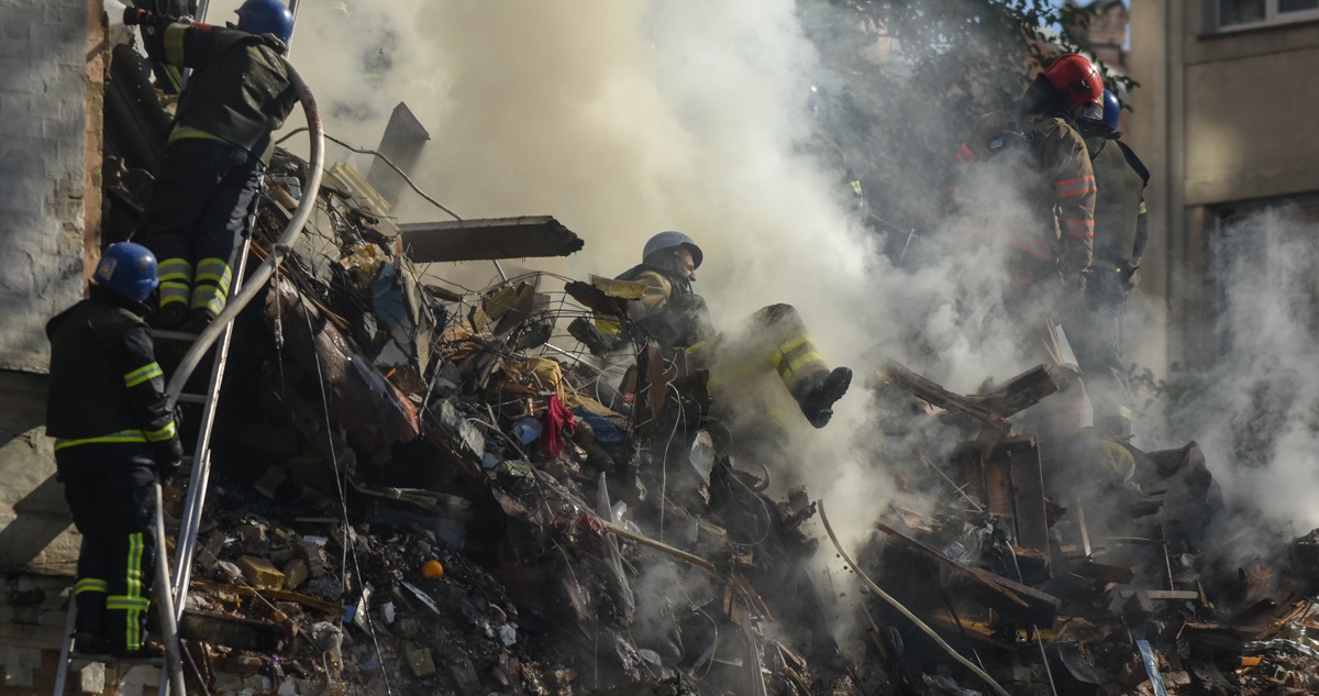 Rescatistas buscan sobrevivientes en un edificio residencial bombardeado en Kiev.