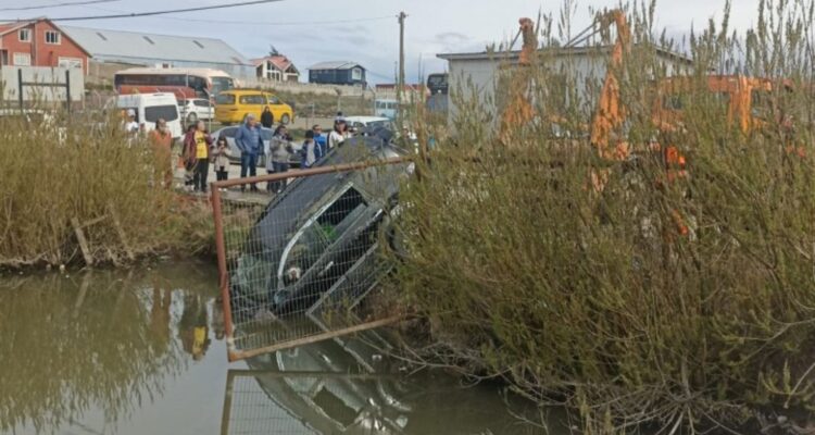 vehiculo-sumergido-pozo-punta-arenas