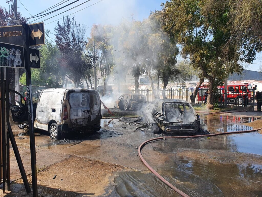 Delincuentes asaltan con fusiles un banco en Quilicura: quemaron vehículos para evitar persecución