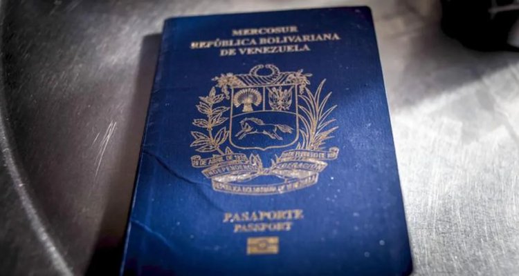 Un pasaporte venezolano.