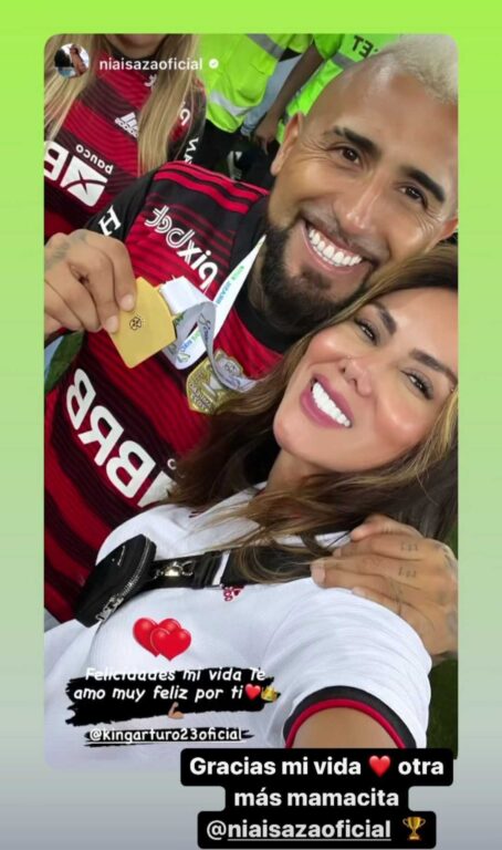 Vidal junto a su novia festejando la Copa Brasil.