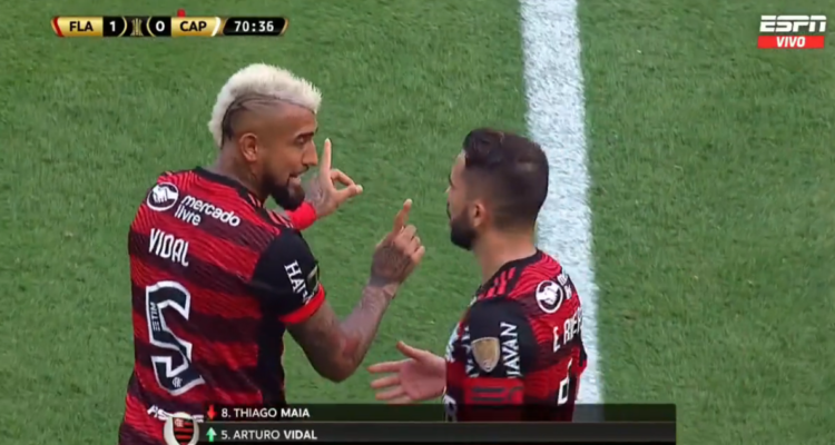 Arturo Vidal es recibido con canticos en la final de Copa Libertadores.