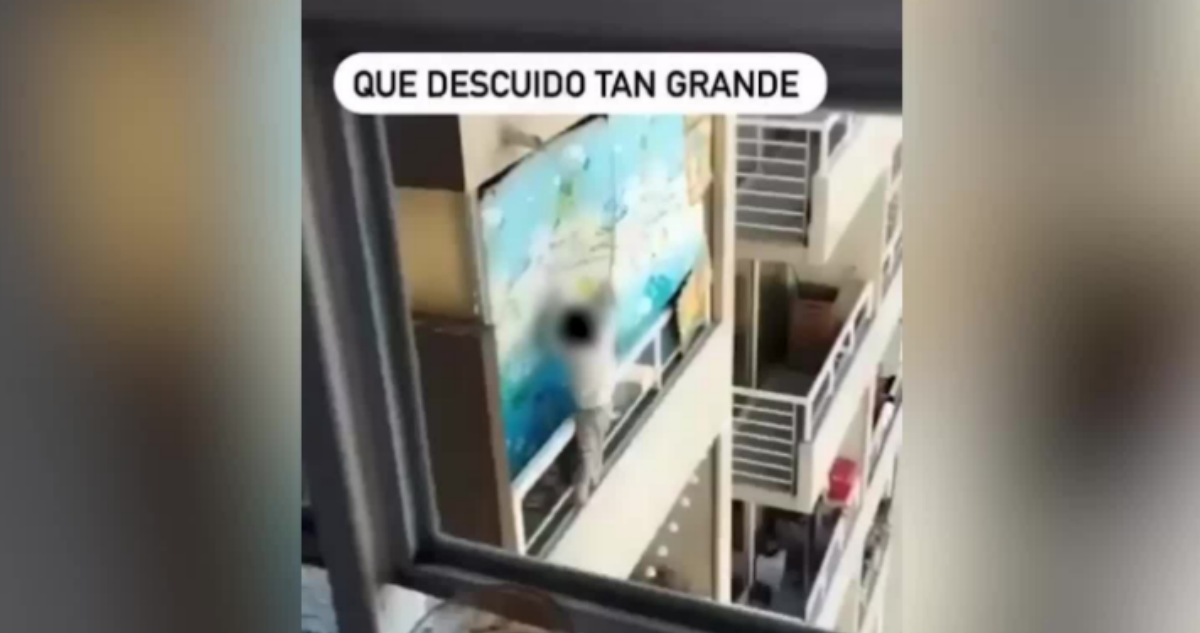 Graban a niño jugando en el borde de un balcón en guardería clandestina de Estación Central