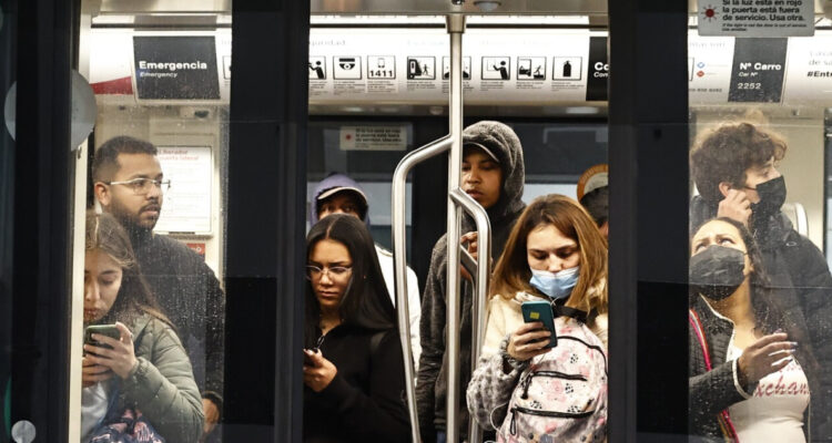 Virus respiratorios aumentaron 82% en las últimas 4 semanas: apuntan a eliminación de mascarillas