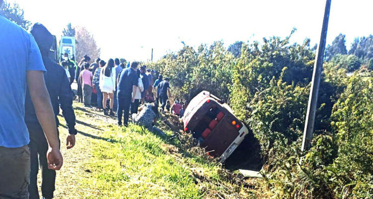 3 fallecidos y una decena de heridos tras volcamiento de minibus al sur de Cañete