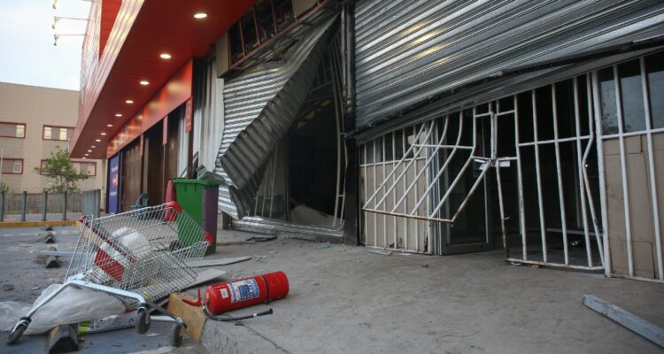 Walmart indica que 2 de sus locales sufrieron daños en 18-O y condena la violencia y vandalismo