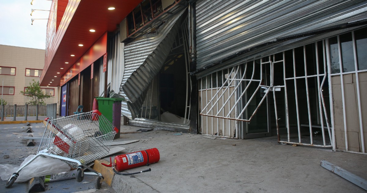 Walmart indica que 2 de sus locales sufrieron daños en 18-O y condena la violencia y vandalismo