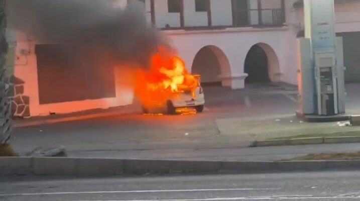 queman vehículo en La Serena: 3 detenidos