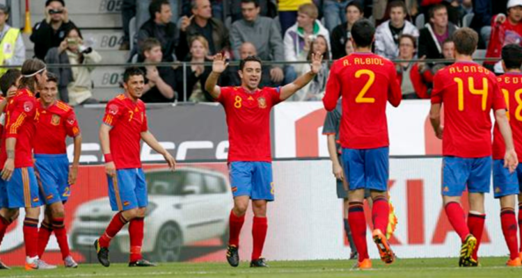 Xabi Alonso podría ser el nuevo DT de Charles Aránguiz en Leverkusen.