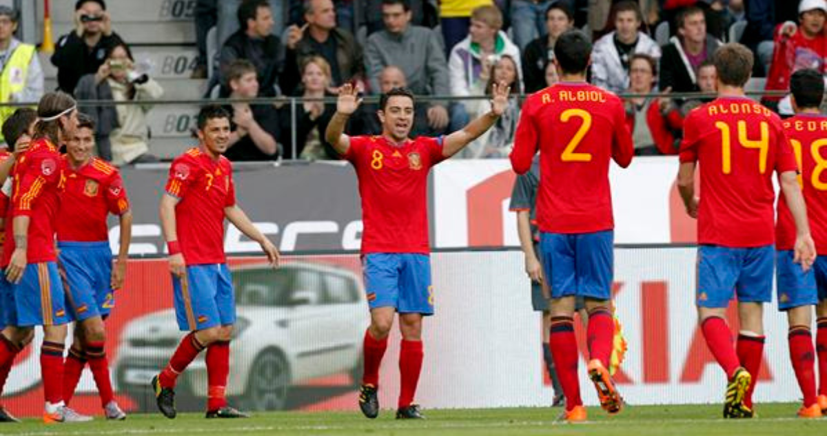 Xabi Alonso podría ser el nuevo DT de Charles Aránguiz en Leverkusen.