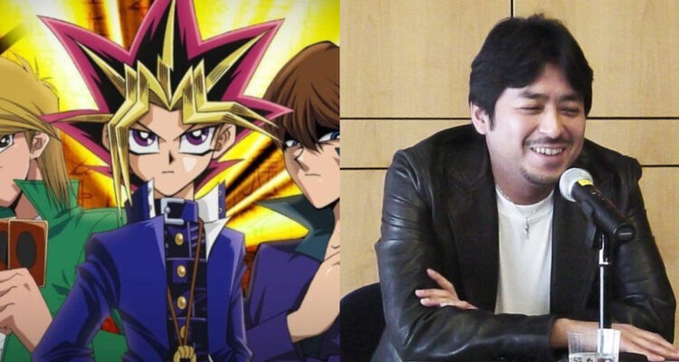 El creador de Yu-Gi-Oh! riendo en un foto. A su lado, el protagonista de su creación más famosa.
