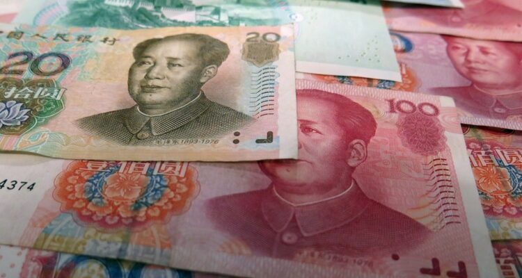 El yuan, la moneda de China, cae frente a dólar a su nivel más bajo en 15 años