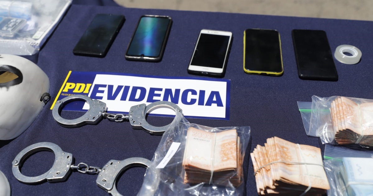 24 detenidos, dos de ellos carabineros: capturan a banda acusada de millonarios robos en la RM