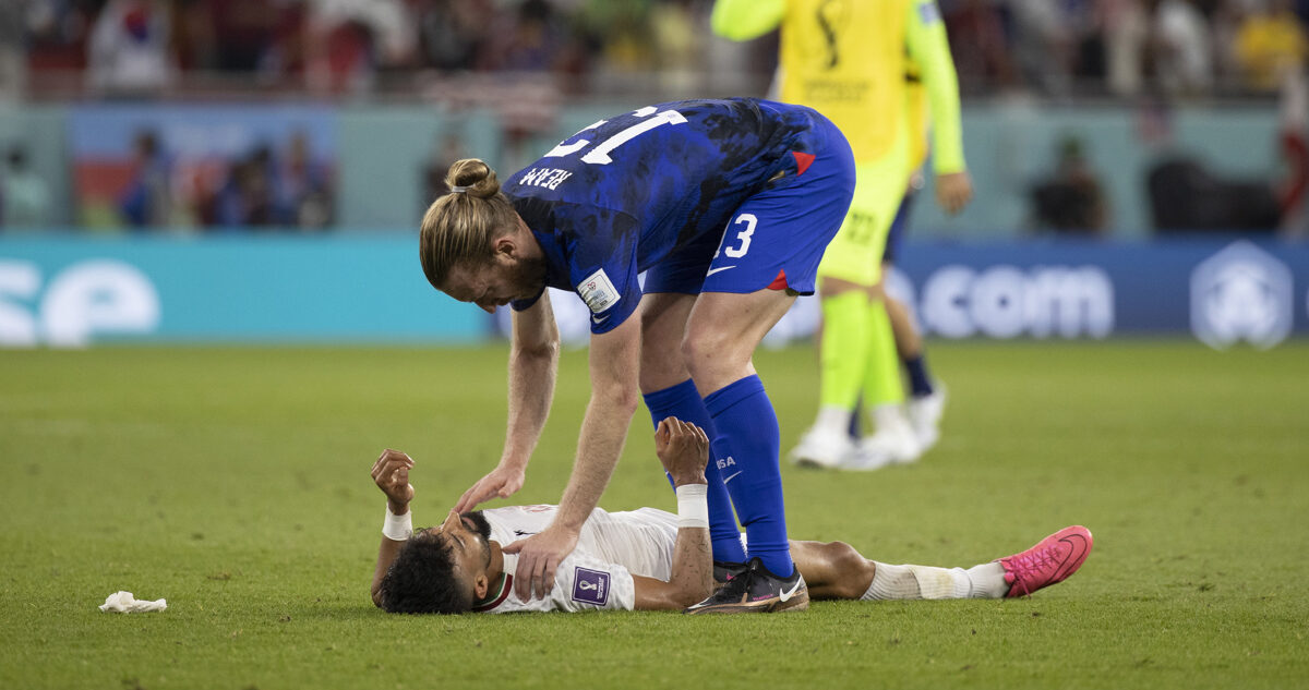 El abrazo entre jugadores de Estados Unidos e Irán emocionó al mundo del fútbol.