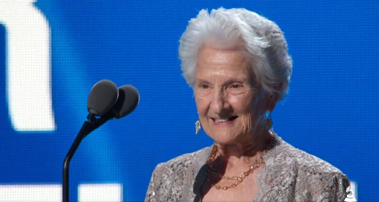 Ángela Álvarez, la mujer de 95 años que ganó el premio a Mejor Artista en los Latin Grammy sonriendo en medio de su discurso.