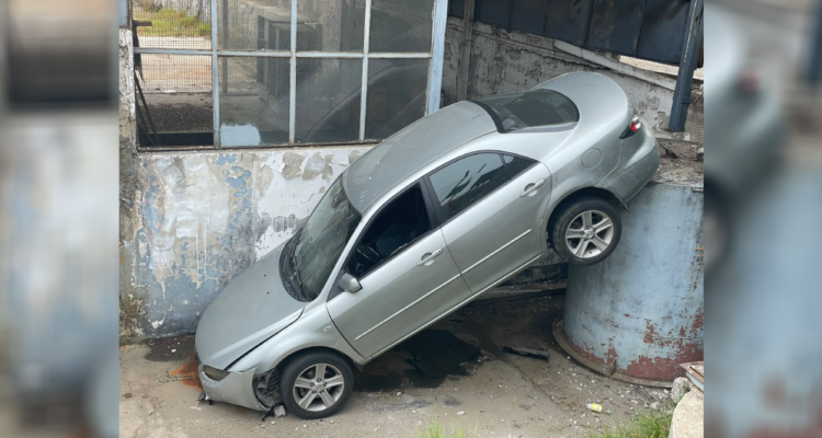 Automóvil inclinado en Valparaíso