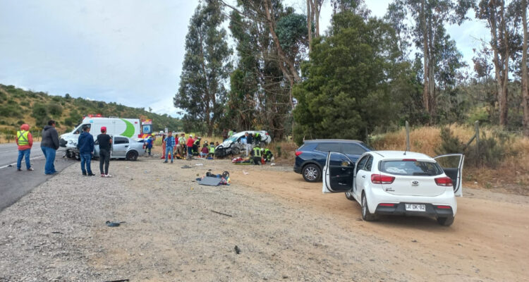 Tres muertos y al menos seis lesionados deja colisión de dos vehículos en Casablanca