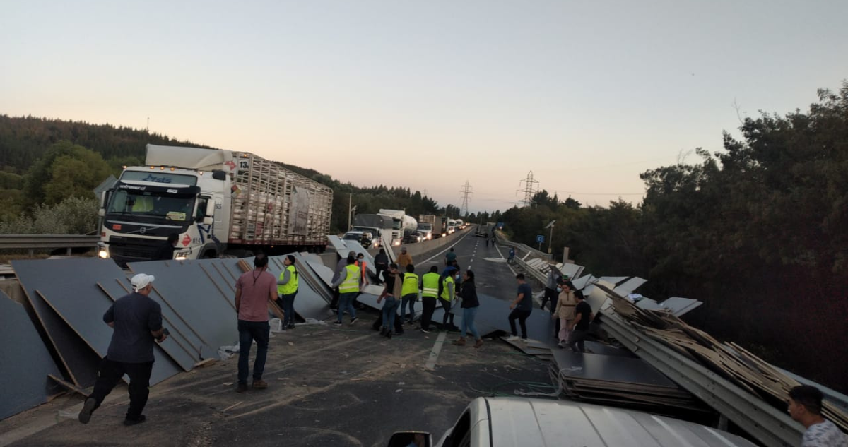 accidente de camión en ruta Concepción-Cabrero