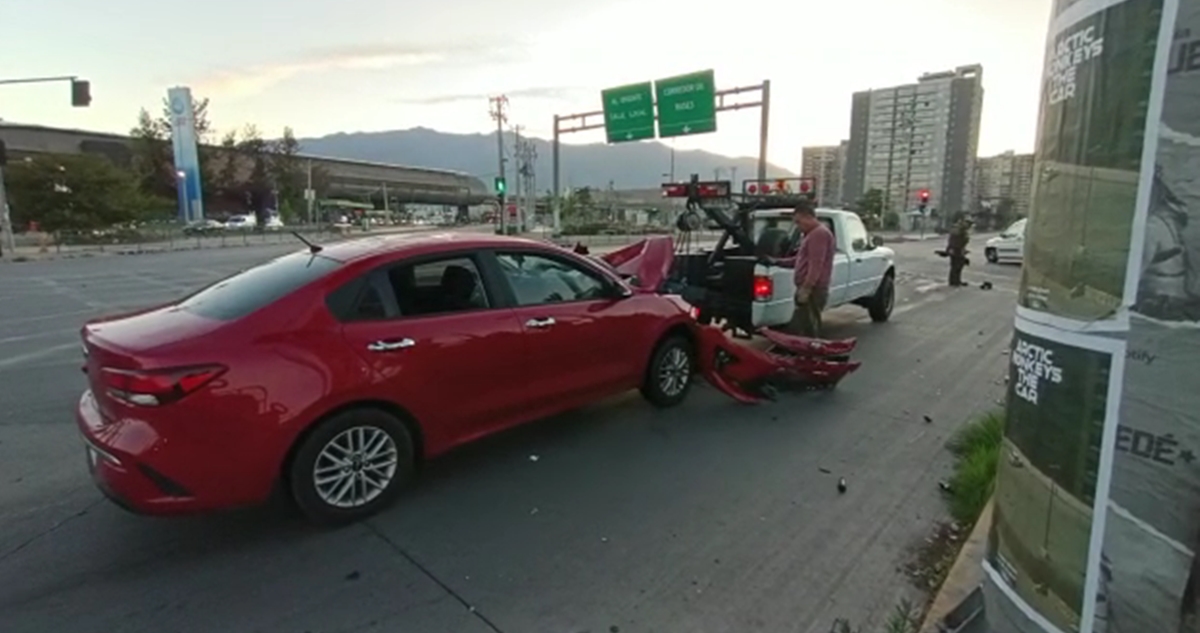 Dos lesionados deja accidente entre moto y vehículo en límite de San Joaquín con Macul