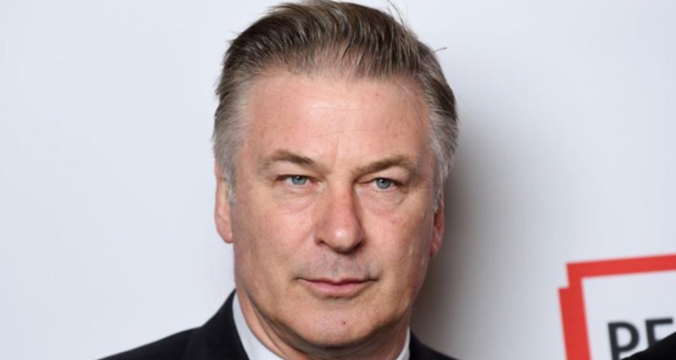 Alec Baldwin en una premiere de cine. El actor demandó a los encargados de armas y municiones de Rust