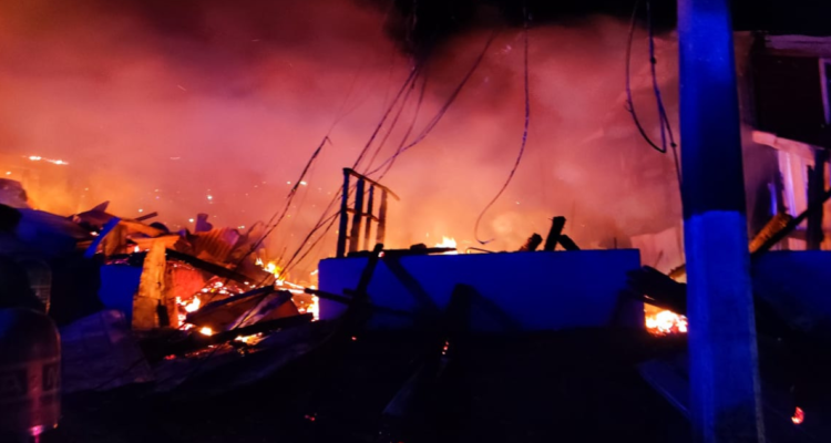 Declaran Alerta Roja para Tomé por enorme incendio que consume siete viviendas