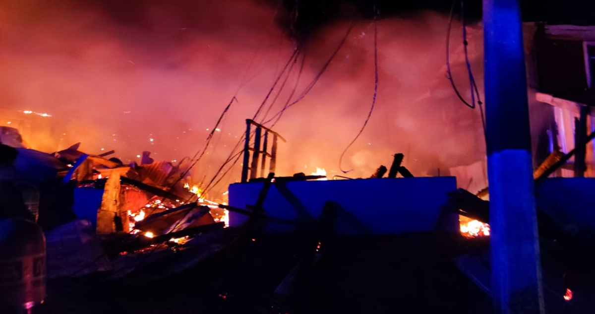 Declaran Alerta Roja para Tomé por enorme incendio que consume siete viviendas
