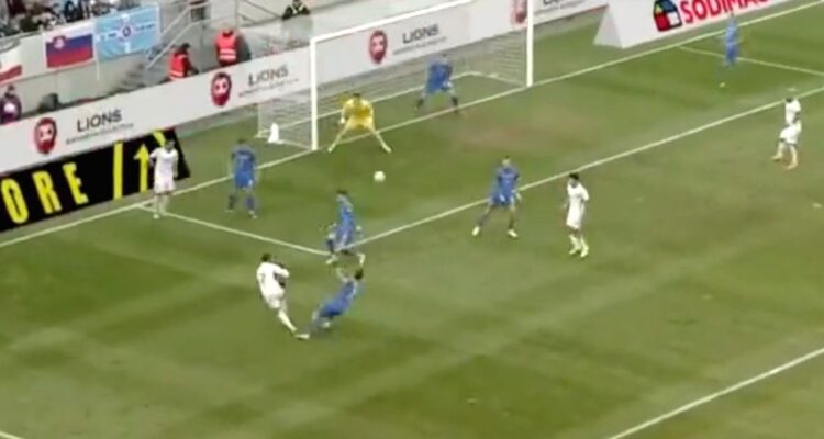 Alexis tuvo el gol del triunfo sobre Eslovaquia y….se la sacaron de la línea