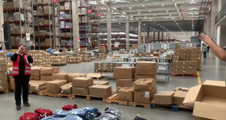 Allanan 8 bodegas de La Polar tras denuncia por venta de ropa falsificada de marca deportiva