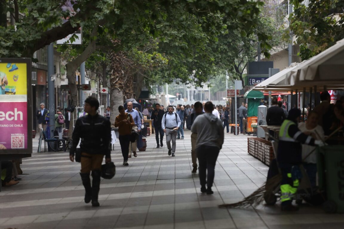 Centro de Santiago amanece sin comercio ambulante tras nuevo operativo de despeje