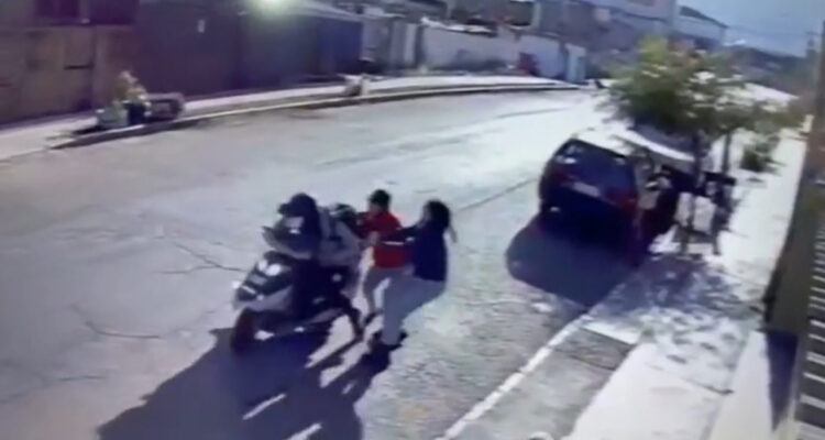 Antofagasta mujeres enfrentan y golpean a motochorro tras violento asalto