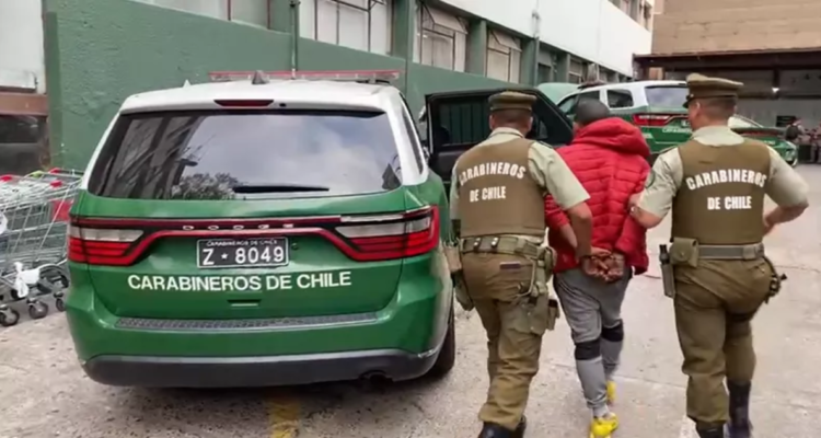 carabineros de chile deteniendo a hombre