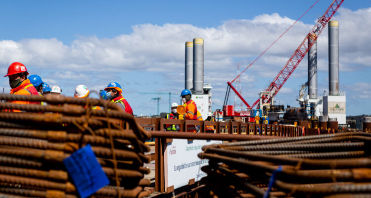 Anuncian reajuste de contratos por alza en materiales de construcción: 400 empresas serán benefiadas