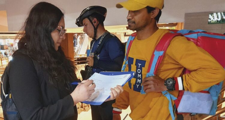 Dirección del Trabajo fiscaliza a repartidores de Apps y Uber critica dictamen regulatorio