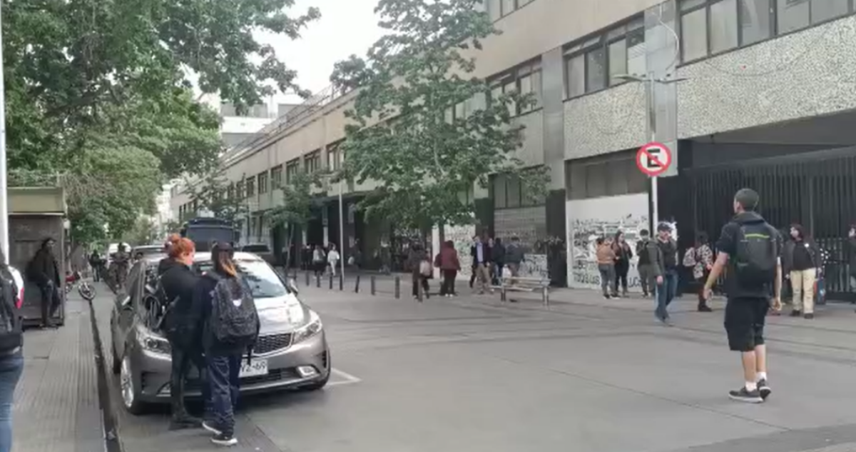 Apuñalan a joven de 15 años al interior del Instituto Nacional