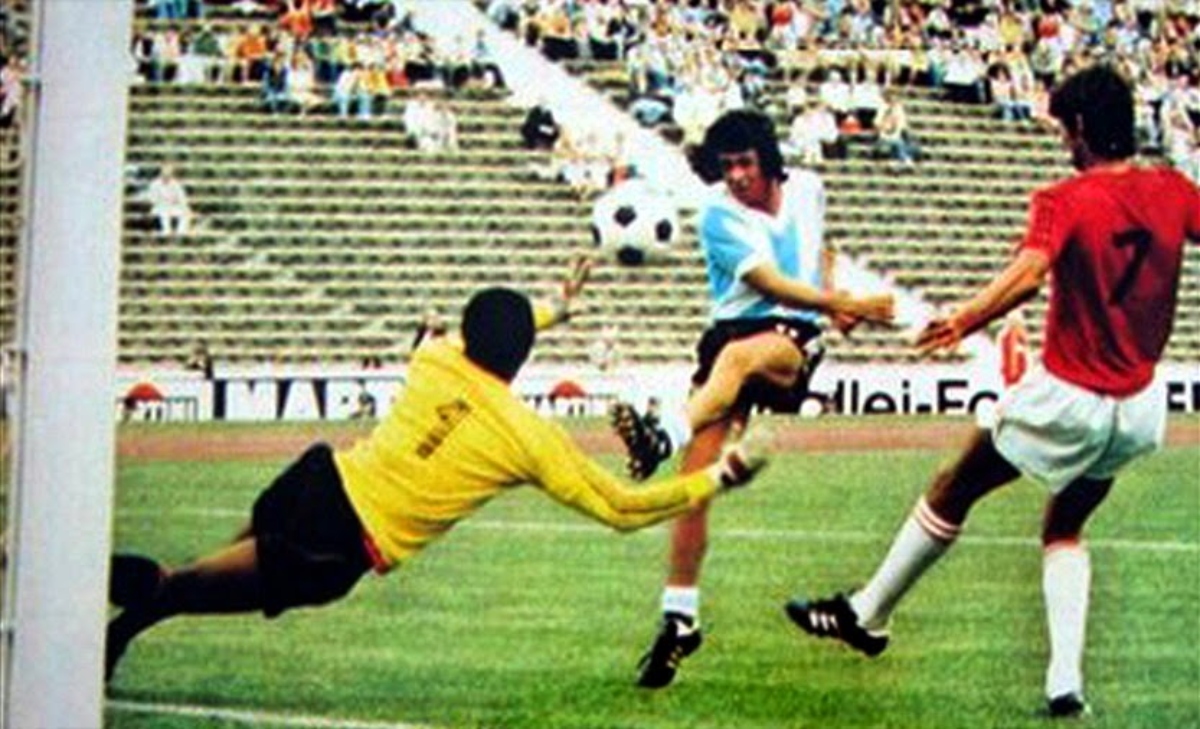 René Houseman anotando el 2-0 de Argentina sobre Haití