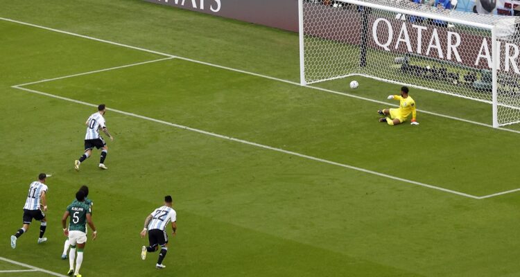 Argentina y un polémico penal ante Arabia