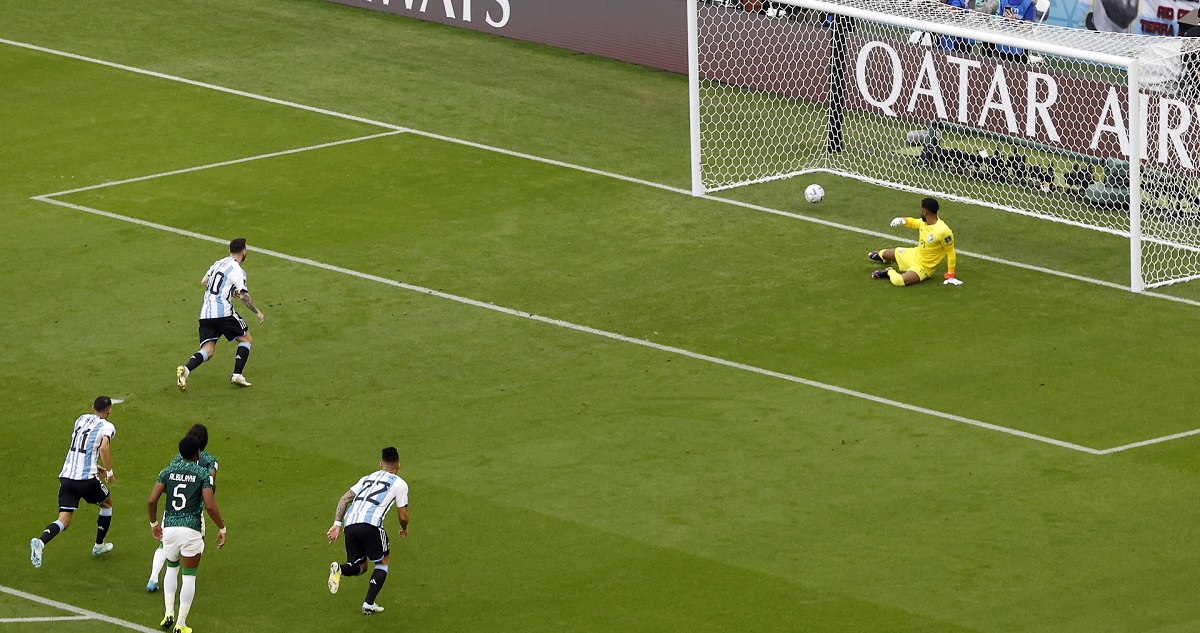 Argentina y un polémico penal ante Arabia