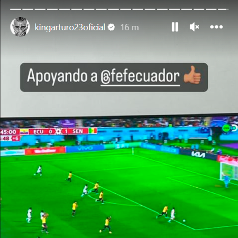 Arturo Vidal disfruta del Ecuador vs Senegal en Qatar 2022.