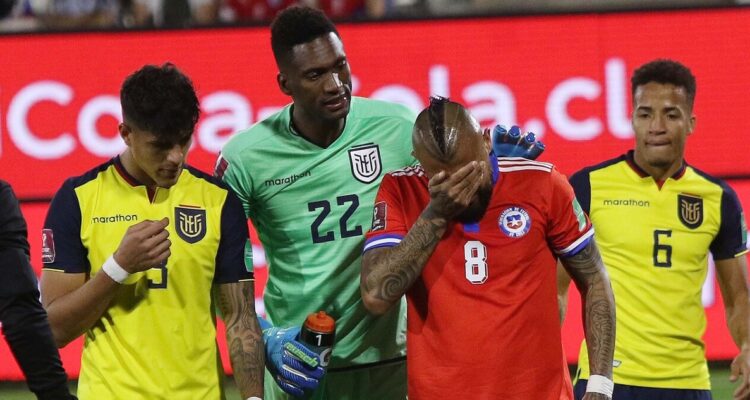 Arturo Vidal siguió atento el Senegal vs Ecuador de Qatar 2022.