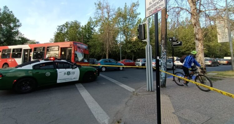 Hombre es asesinado con un cuchillo frente al Parque Forestal en la RM